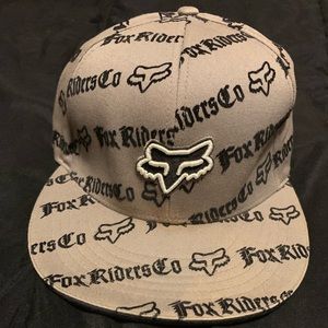 Fox S/M Flexfit hat.